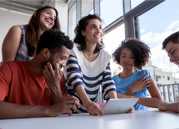 estudantes sorrindo na frente de um computador