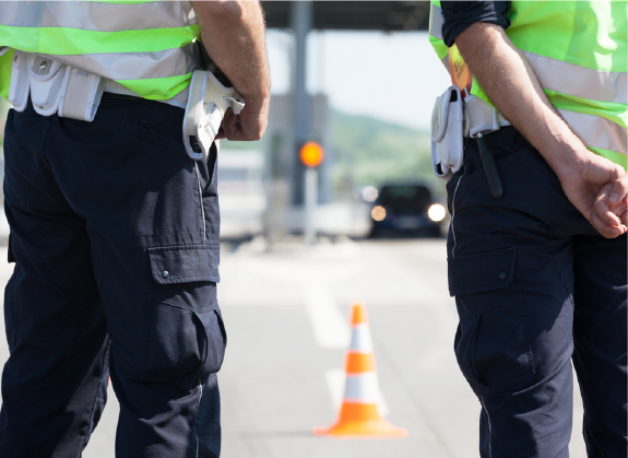 Políciais realizando averiguação