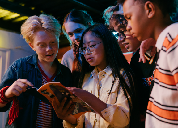 Estudantes acessando material de estudo