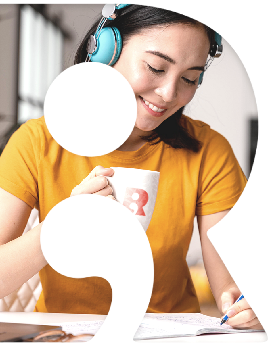 Pessoa estudando e logo da Roteirizando